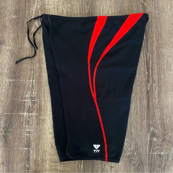 TYR Luxury Black & Red Cycling Shorts - Picture 2 of 11